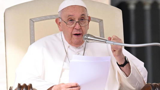 El sector ultra del Vaticano cruza otra línea: tachan al Papa de “hereje” por permitir que las personas trans sean bautizadas
