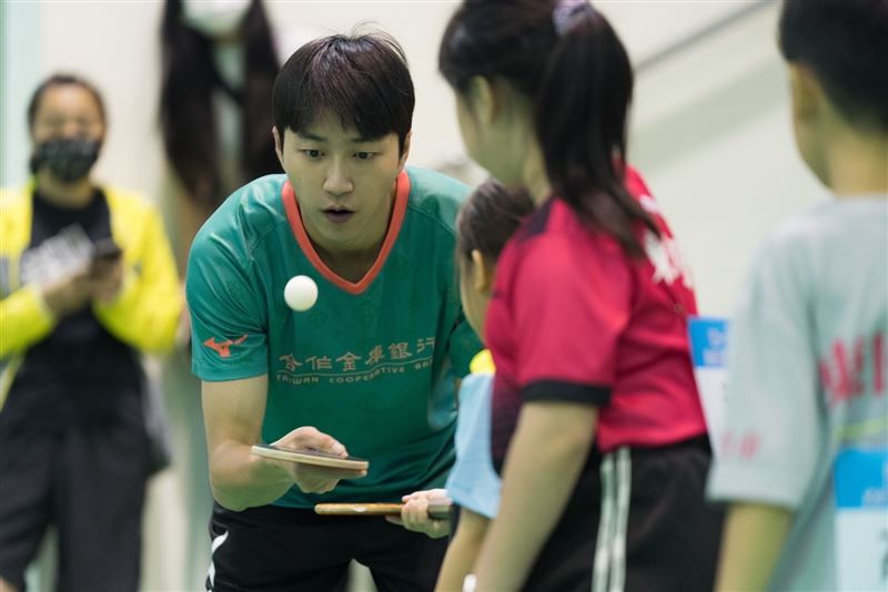 江宏傑參與「第一屆巨城乒乓兒童全國桌球錦標賽」。（圖／江宏傑工作室提供）