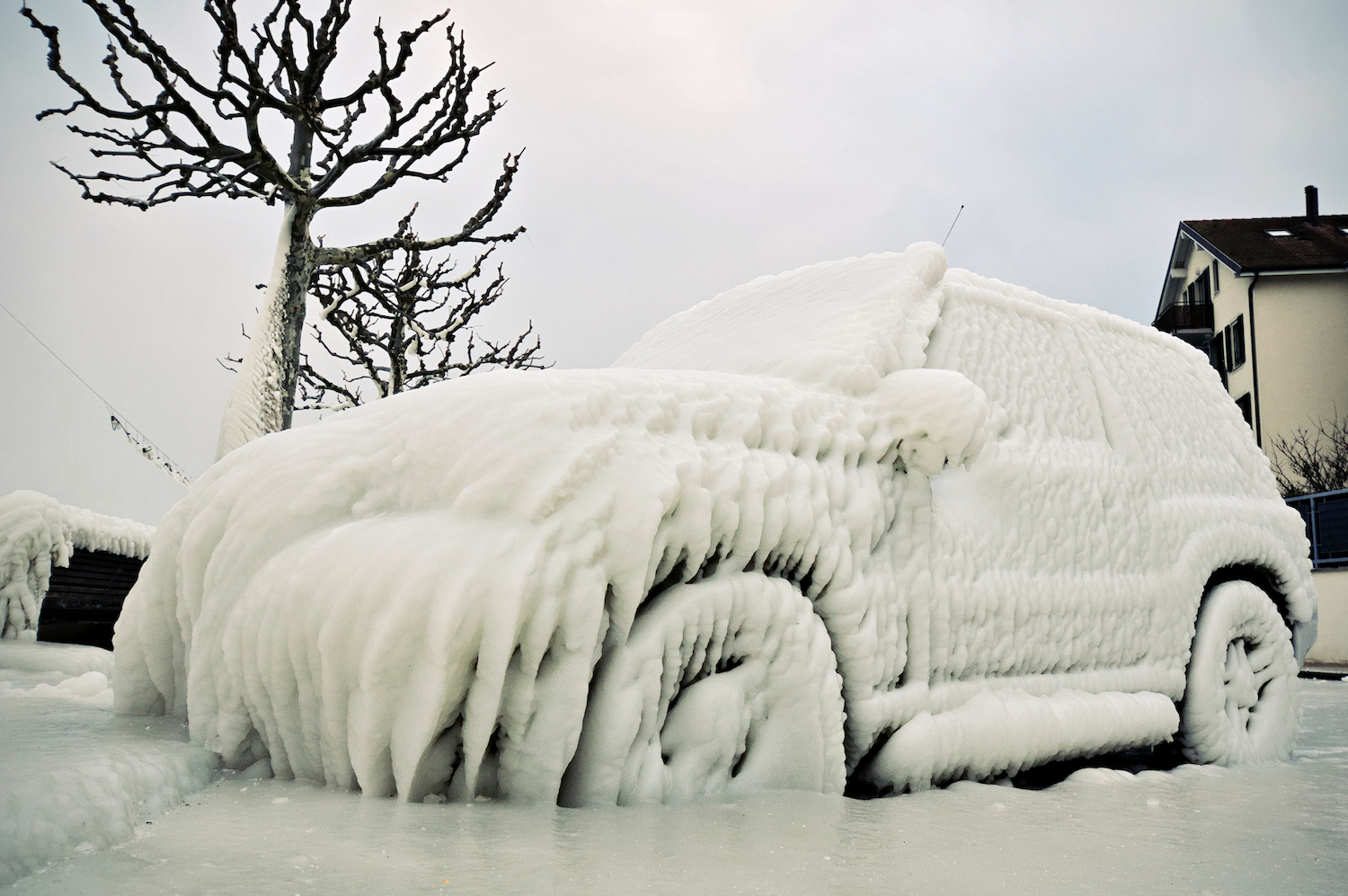 Можно мыть машину в морозы. Обледеневшая машина на мойки. Мойка автомобиля зимой. Автомобиль на мойке в Мороз. Обледеневшие машины на зимних улицах.