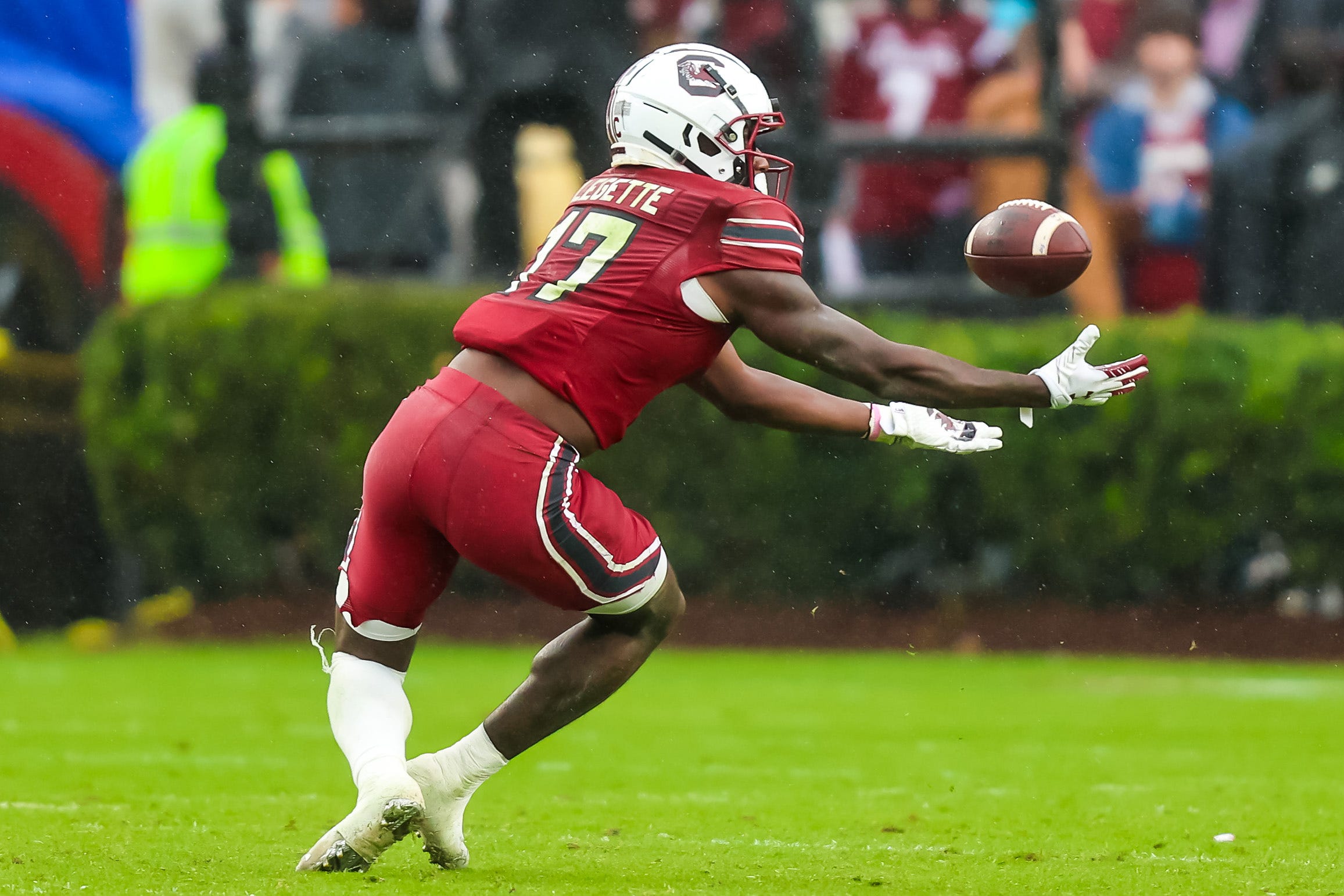 South Carolina Football Upsets Kentucky 17 14 As Xavier Legette Climbs In Record Books 