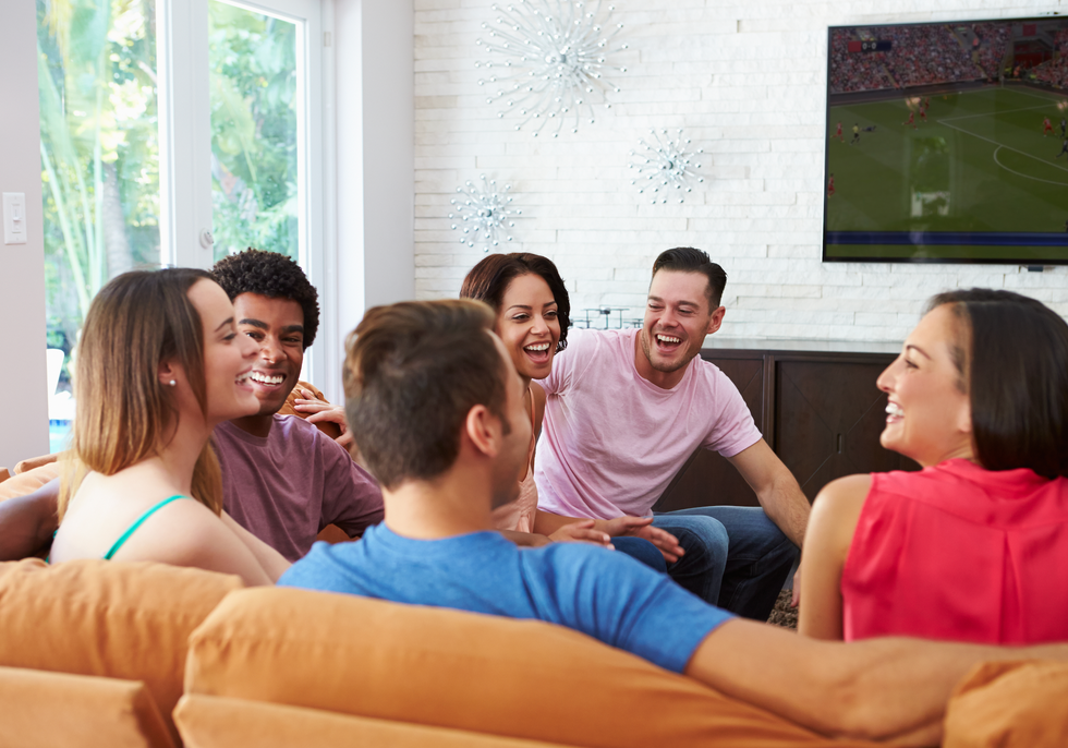 Совместный наблюдать. Друзья сидят на диване. Друзья сидят. Друзья у телевизора. Компания друзей сидят смотрят телевизор.