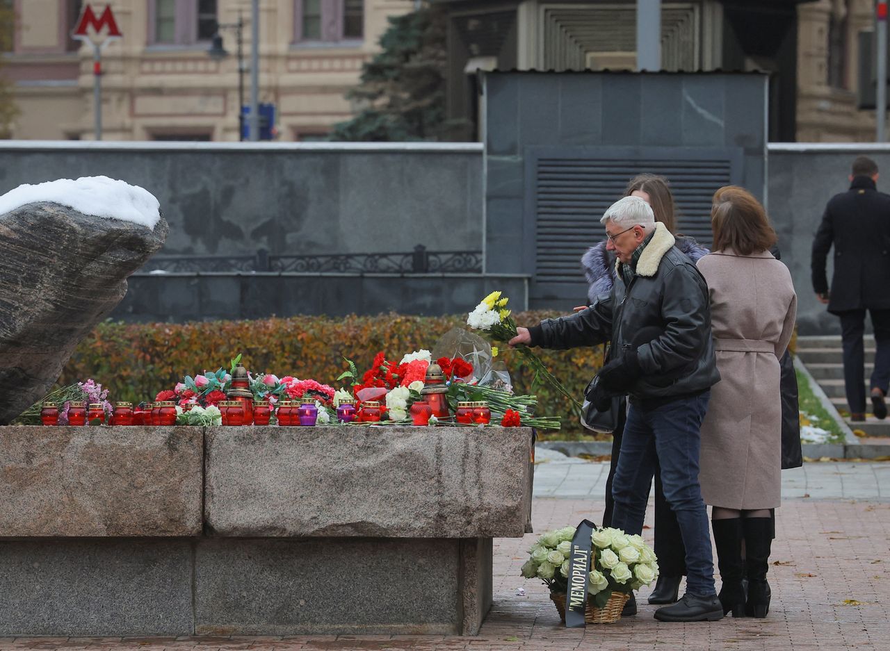 Соловецкий камень в москве памятник репрессированным. Соловецкий камень в Москве. Соловецкий камень на Лубянской площади. Мемориал Возвращение имен Соловецкий камень.