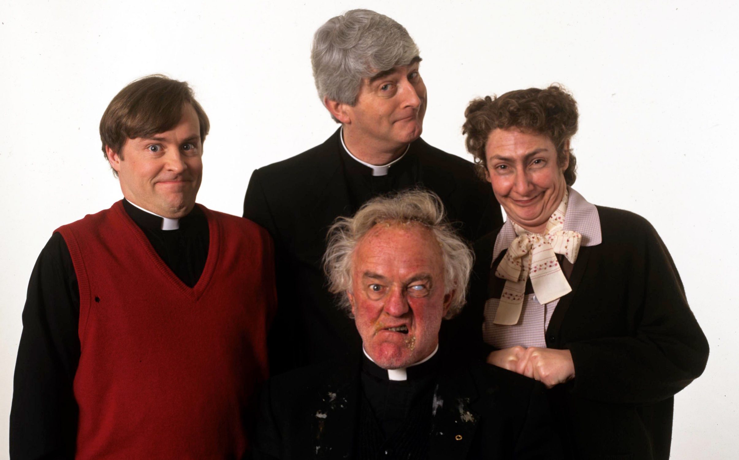 Четыре отец. Отец Тэд. Британская комедия священник кадры. Father Ted fresco. British comedy Cinema.