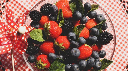 Ilustrasi buah berry, salah satu buah yang dapat meningkatkan produksi kolagen (Pexels)