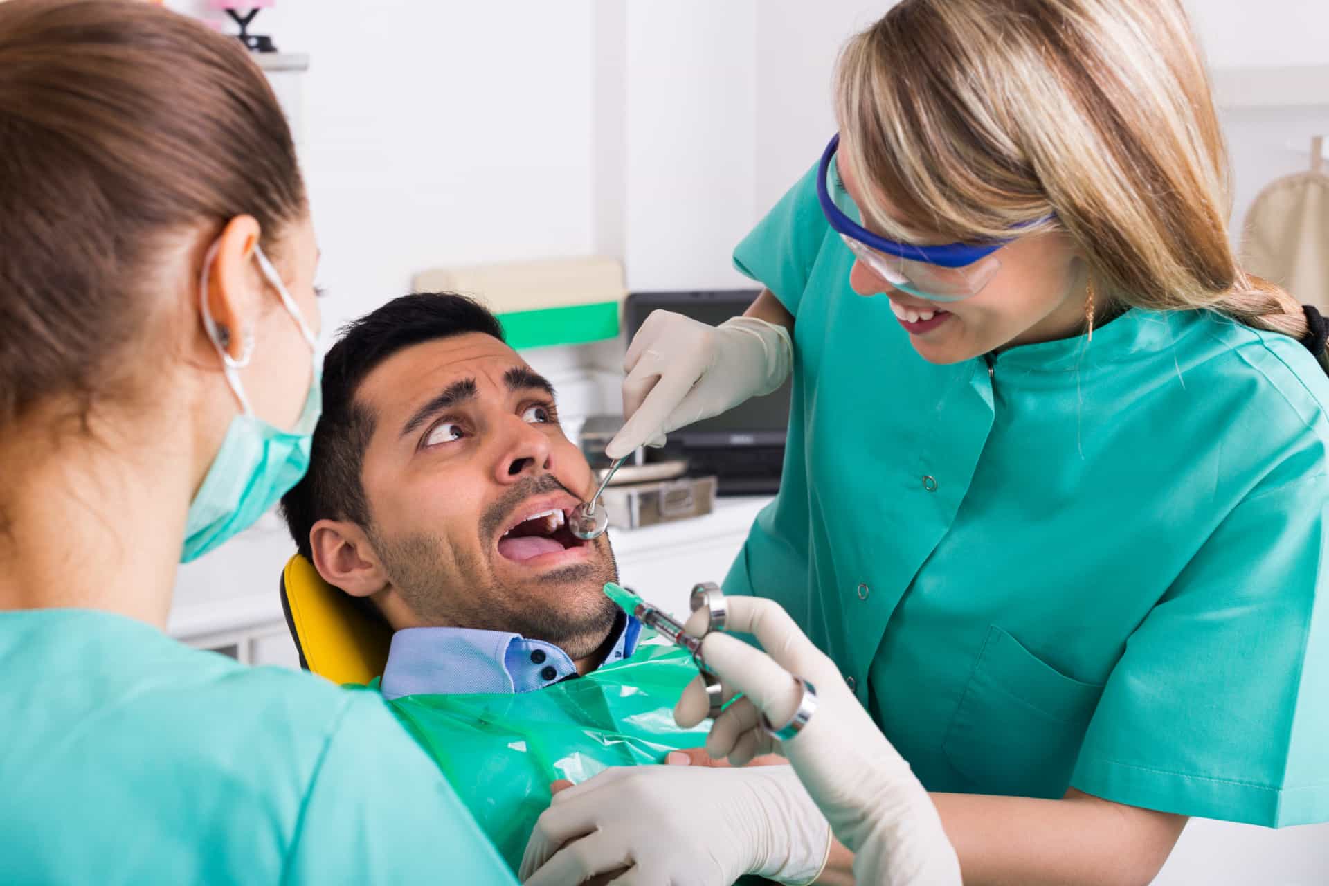 Отзывы о врачах стоматологической. Стоматолог и пациент. Пациент боится стоматолога.