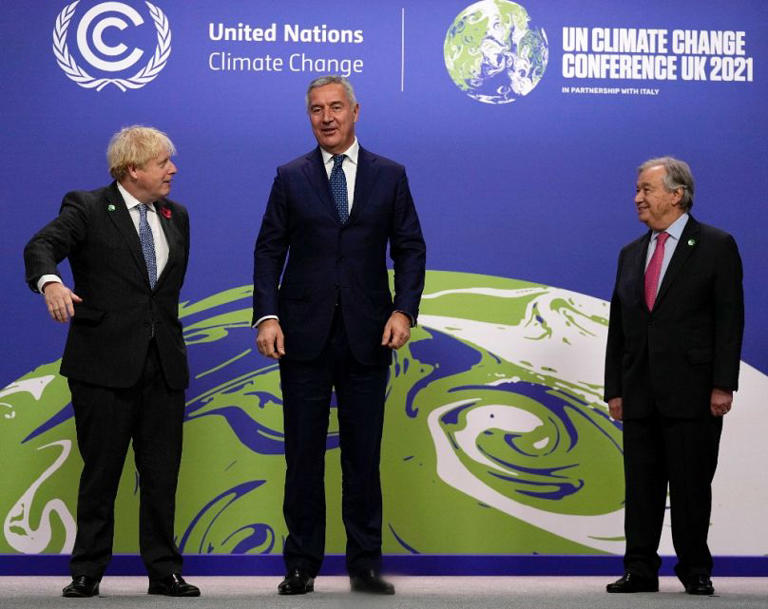 Milo Đukanović a tavalyelőtti glasgowi klímacsúcson, balján António Guterres ENSZ-főtitkárral, jobbján pedig Boris Johnson brit miniszterelnökkel AP Photo/Alastair Grant