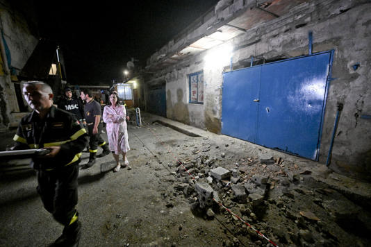 Κάτοικος της πόλης Ποτσουόλι στο δρόμο μετά από σεισμό 4 βαθμών στις αρχές Οκτωβρίου. Εκείνο το μήνα σημειώθηκαν 500 μικρότεροι σεισμοί EPA/CIRO FUSCO