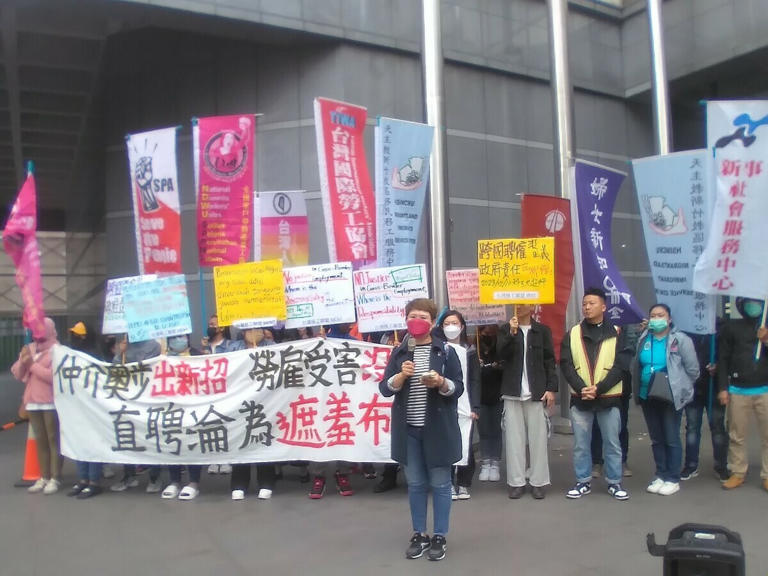 台灣移工聯盟日前於勞動部外召開記者會，揭露台灣政府長期倚賴私人仲介制度來引進與管理移工，導致直接聘僱的實現困難重重。（資料照片）   圖：台灣移工聯盟提供