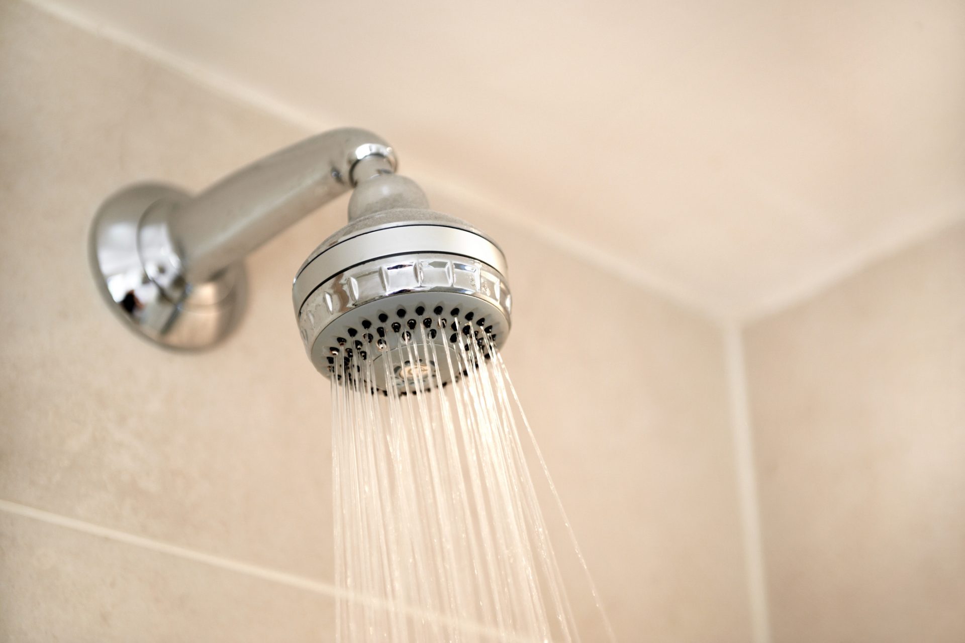 <p>Una doccia media consuma circa 7,9 litri d'acqua al minuto. Se accorci la tua doccia anche solo di 2 minuti, potresti risparmiare quasi 15,9 litri d'acqua ogni volta. Se più persone lo facessero, si risparmierebbe senza dubbio molta acqua pulita.</p>