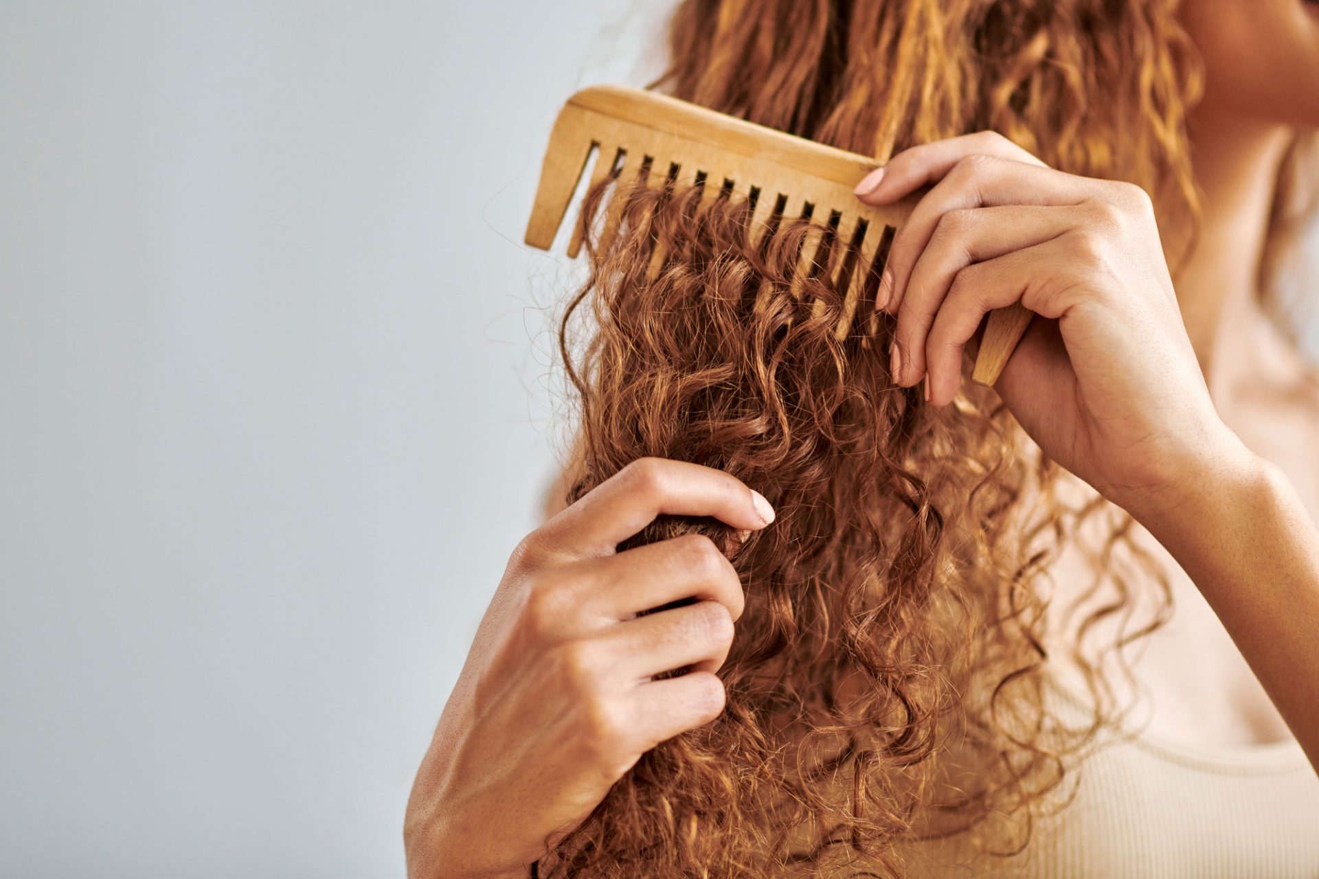 <p>Se hai il cuoio capelluto secco o i capelli ricci, probabilmente sai già che lavare i capelli tutti i giorni può causare l'effetto crespo o esacerbare la secchezza. In questi casi, gli esperti consigliano di limitare lo shampoo a una o due volte a settimana.</p>