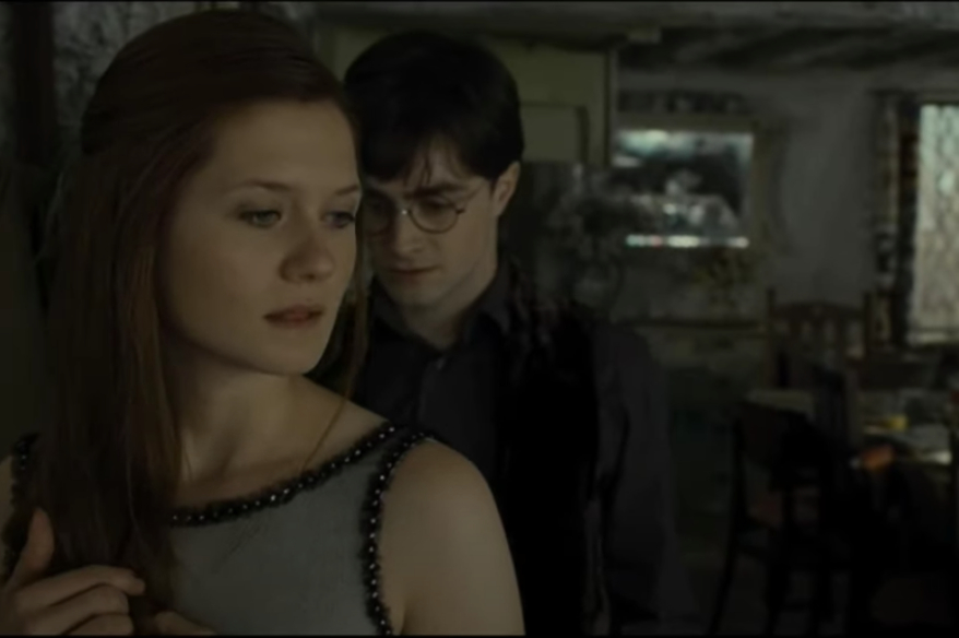 <p>Nella seconda parte della saga, Ginny Weasley si unisce all'esercito di Silente e comincia ad affermarsi sempre di più. Da ragazzina timida diventa un personaggio pieno di fiducia, coraggio e determinazione: un temperamento che farà soccombere lo stesso Harry Potter!</p> <p>Credits: immagine tratta da "Harry Potter e i Doni della Morte"</p>