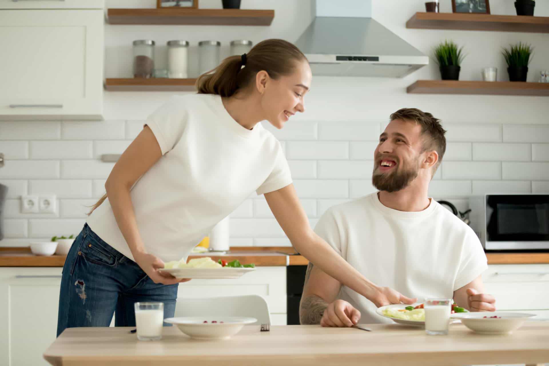 По данному ужину. Мужчина на кухне. Мужчина и женщина разговаривают на кухне. Муж и жена на кухне за столом. Муж с женой разговаривают на кухне.
