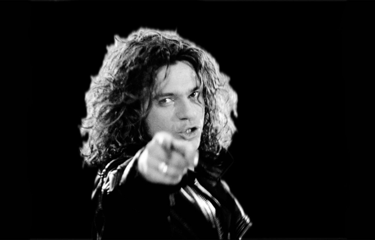 <p>Mystify: Michael Hutchence portrays the experiences of the charismatic singer and leader of the band INXS. Directed by Richard Lowenstein, who was also a close friend of the star, the documentary was released in 2019 and aims to explore the complexity and lesser-known aspects of the life of the iconic musician. The overall impact of the production can be measured in its ability to reignite interest in his figure and how it has contributed to preserving his memory in the history of music.</p> <p>The documentary delves into Hutchence's career with INXS, highlighting his meteoric rise to fame in the 1980s and his influence on pop and rock music. In addition to his success on stage, the film also delves into the personal life of the singer, including his relationships, family life, and the challenges he faced. The title was quite successful, receiving positive reviews for offering a more intimate perspective and addressing his complex personality.</p>