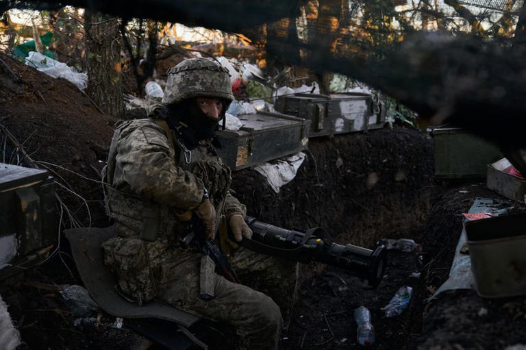 Ein ukranischer Soldat in einem improvisierten Graben.