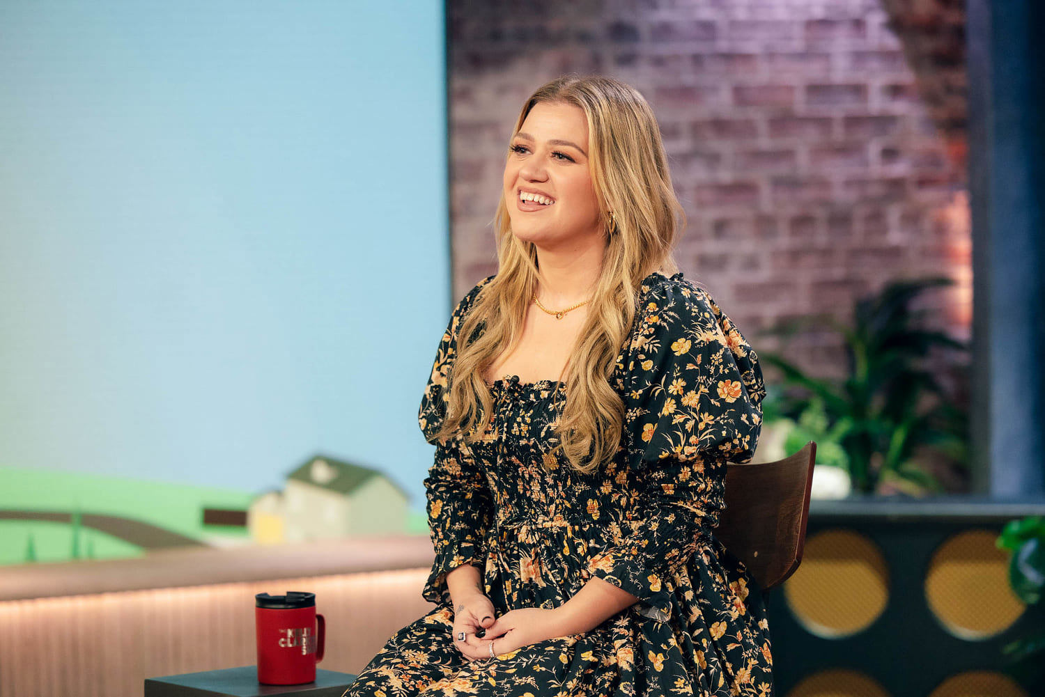 Kelly Clarkson breaks away from her old look with new bangs — and fans ...
