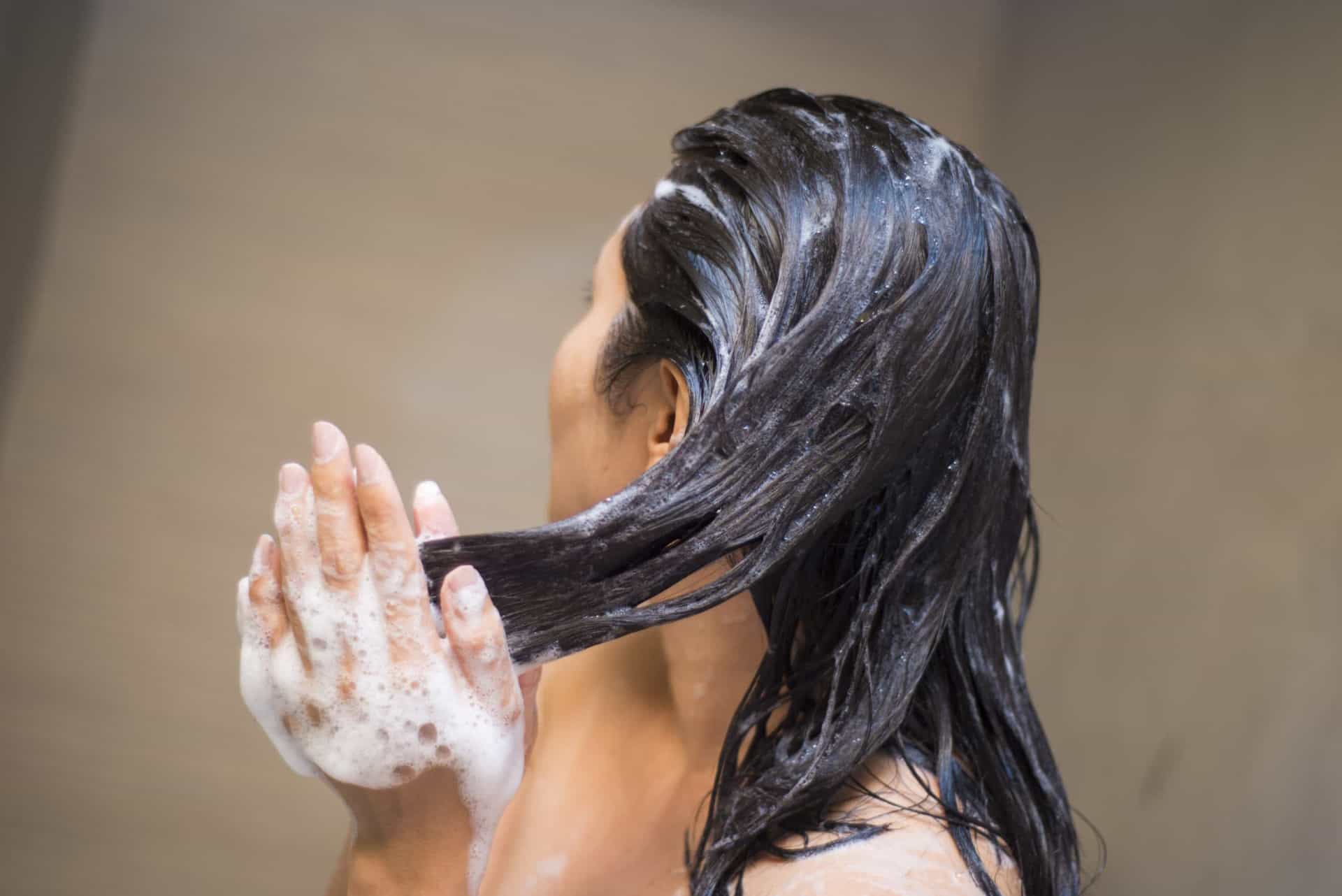 Гелем можно мыть волосы. Мытье головы. Девушка с шампунем. Мыть волосы. Девушка моет голову.