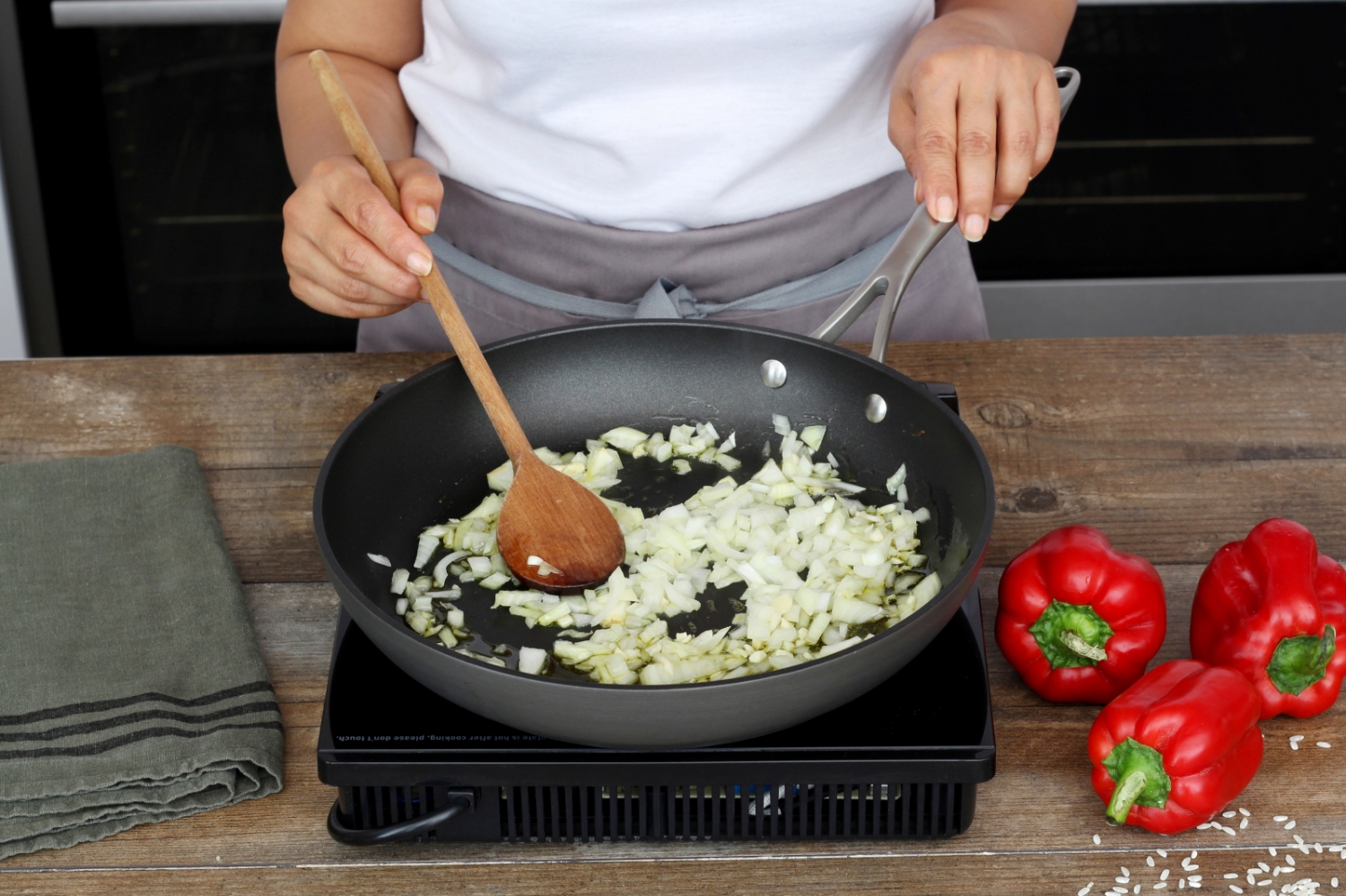 Klassisch lecker: Gefüllte Paprika mit Reis und Hackfleisch in Tomatensauce