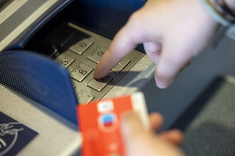 podvodníci vymysleli nový systém jak vybrat z bankomatu cizí peníze