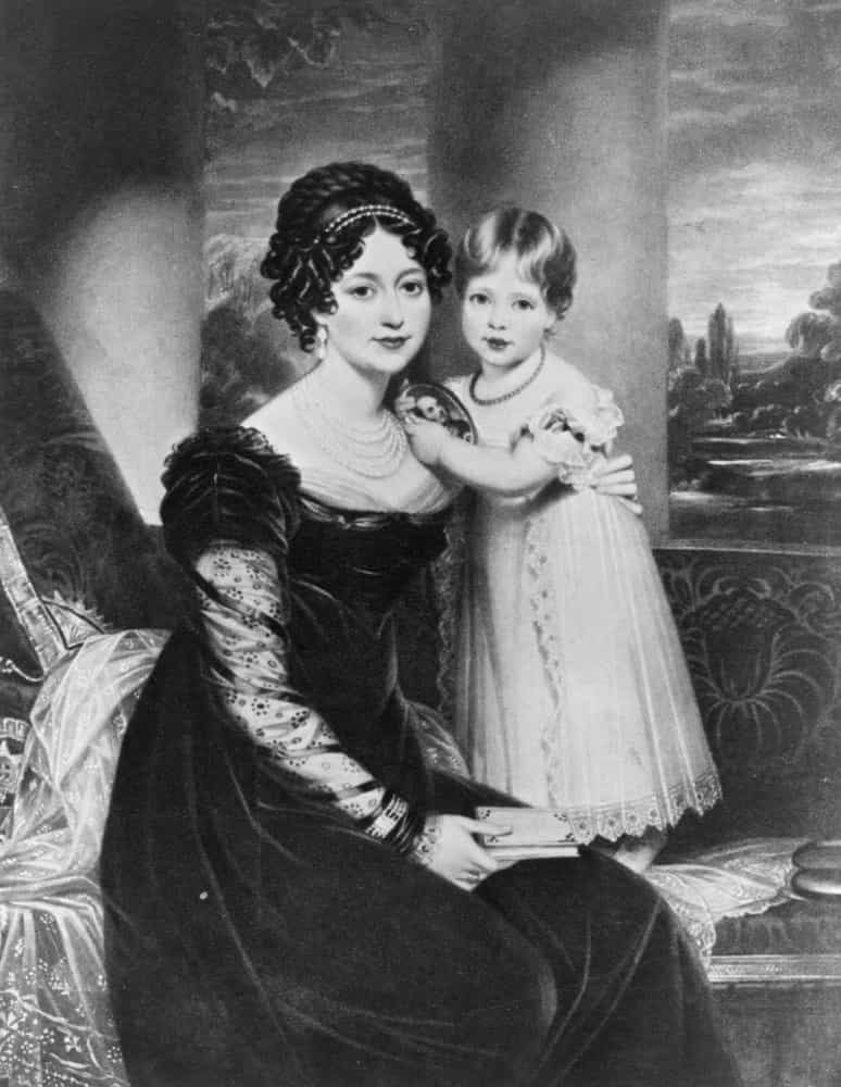 <p>Victoria de Sajonia-Coburgo-Saalfeld fue la madre de la reina Victoria (junto a ella en la imagen). Se quedó viuda a temprana edad y crio a su hija hasta que esta cumplió los 18 y pudo heredar el trono.</p><p><a href="https://www.msn.com/es-cl/community/channel/vid-7xx8mnucu55yw63we9va2gwr7uihbxwc68fxqp25x6tg4ftibpra?cvid=94631541bc0f4f89bfd59158d696ad7e">Síguenos y disfruta de fantástico contenido exclusivo cada día</a></p>