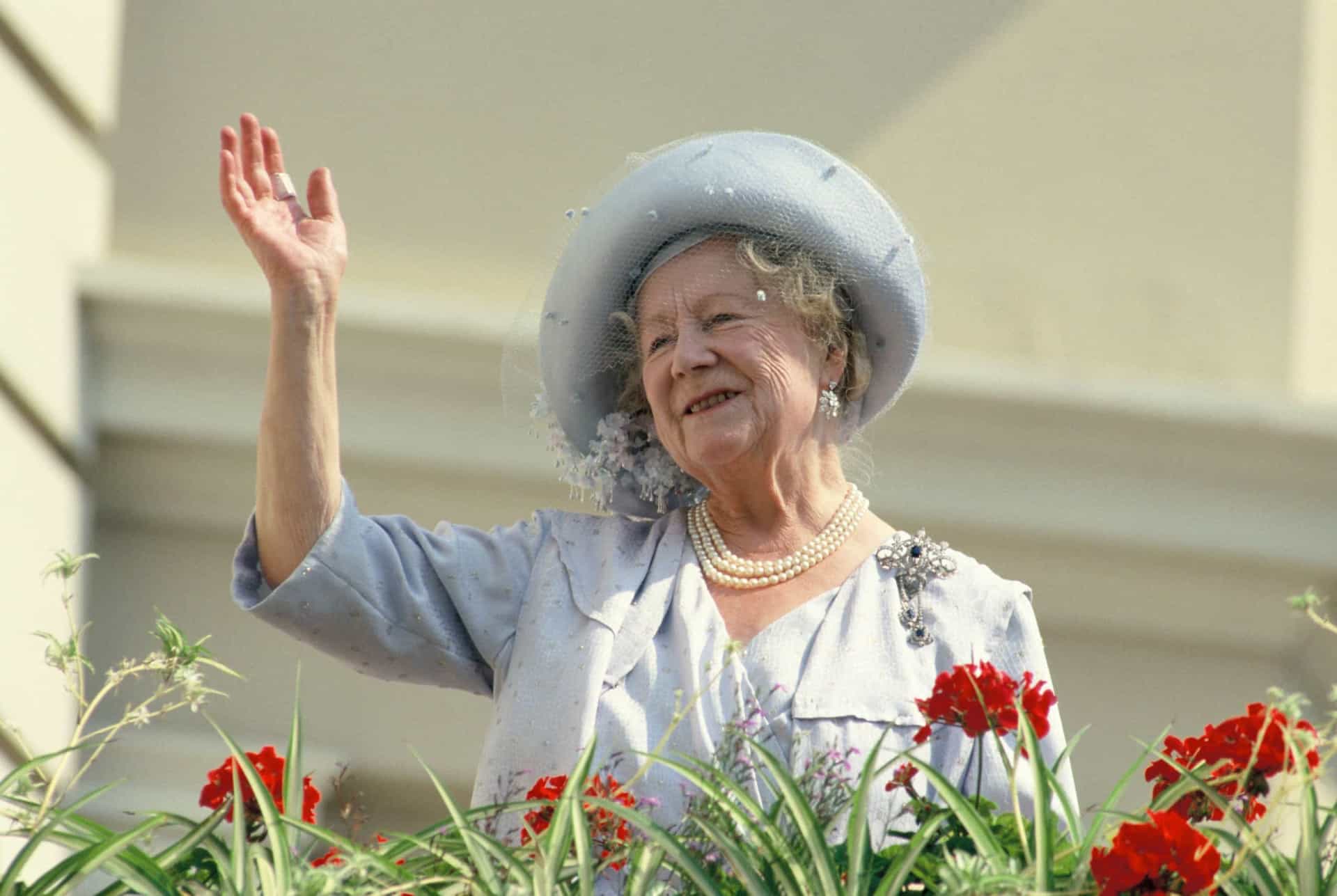 <p>La Reina Madre murió en marzo de 2002 en el Royal Lodge del Windsor Great Park a los 101 años.</p><p>También te puede interesar:<a href="https://www.starsinsider.com/n/440405?utm_source=msn.com&utm_medium=display&utm_campaign=referral_description&utm_content=491712es-cl"> ¿Qué ocurriría si el mundo dejase de girar?</a></p>