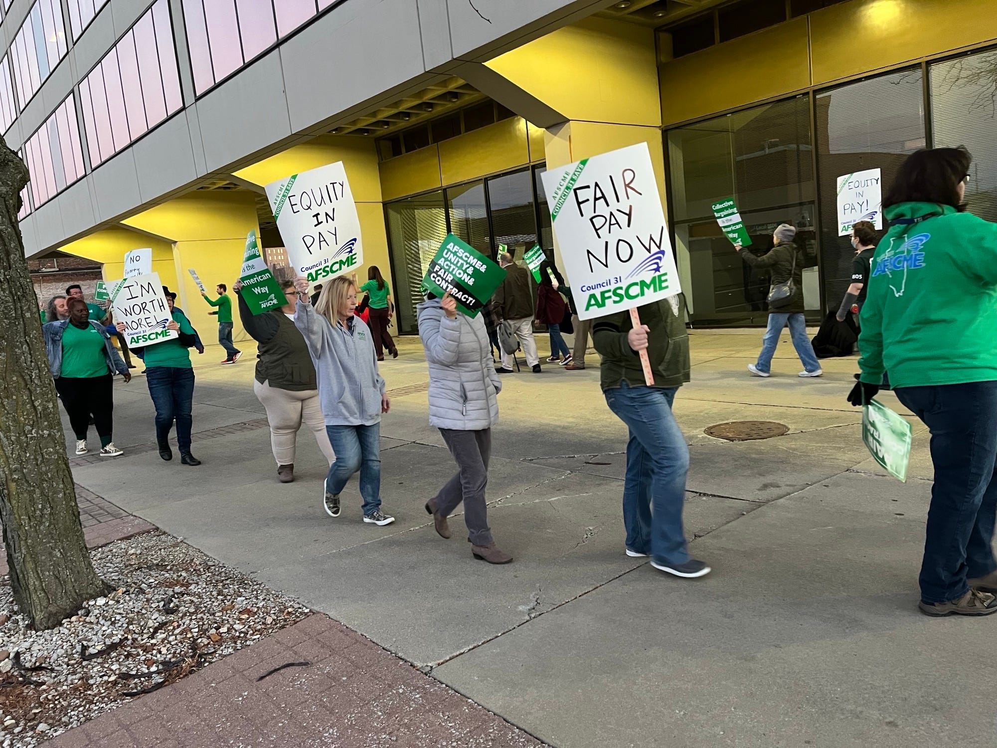 Illinois State Board Of Education Clerical Workers Demand Living Wage   AA1jViYz.img