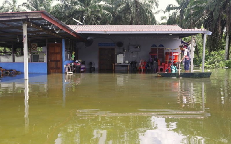 More Evacuated As Floods Continue In Perak, Kedah