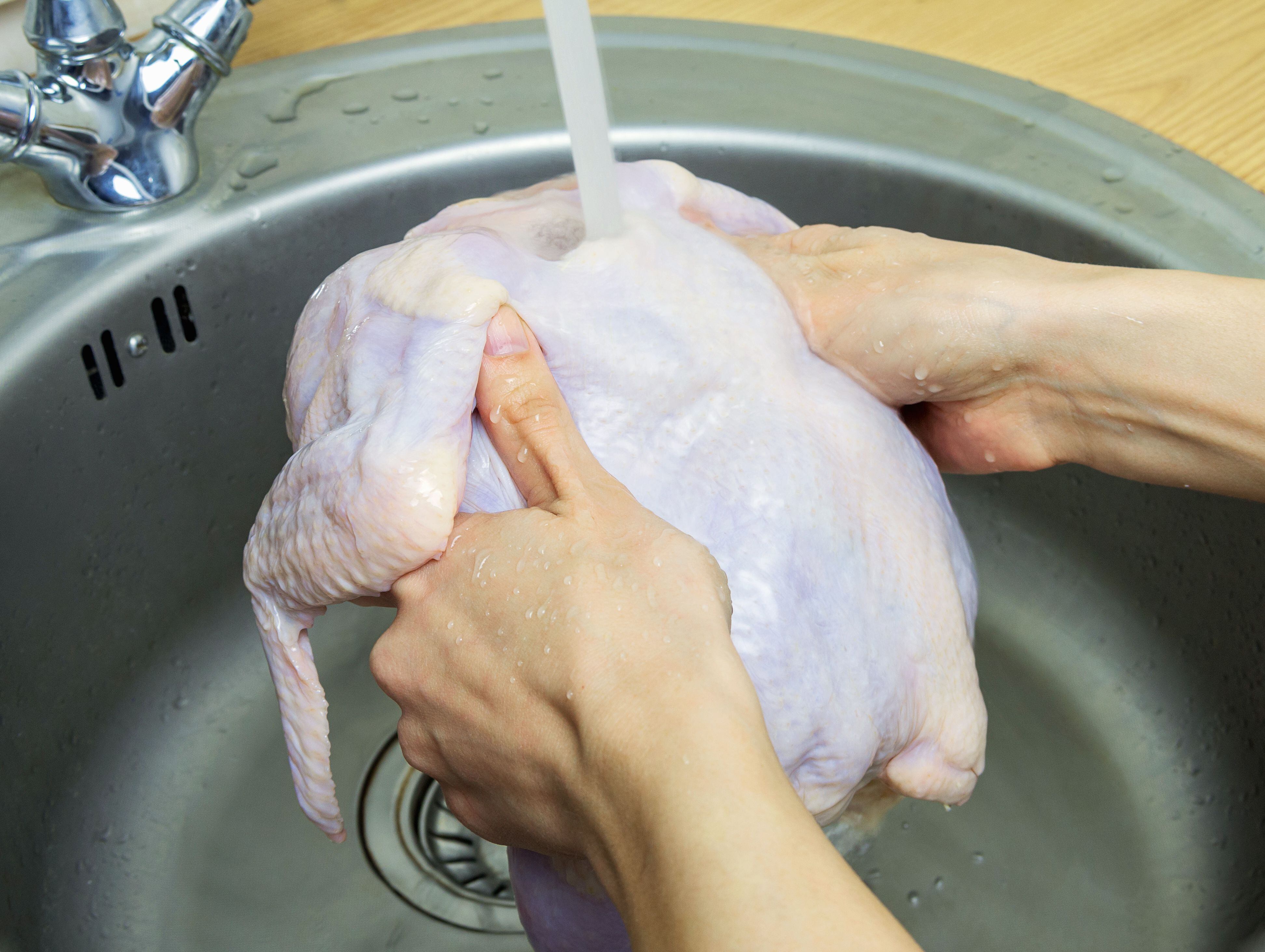 ¿cómo limpiar correctamente el pollo crudo para evitar una intoxicación?