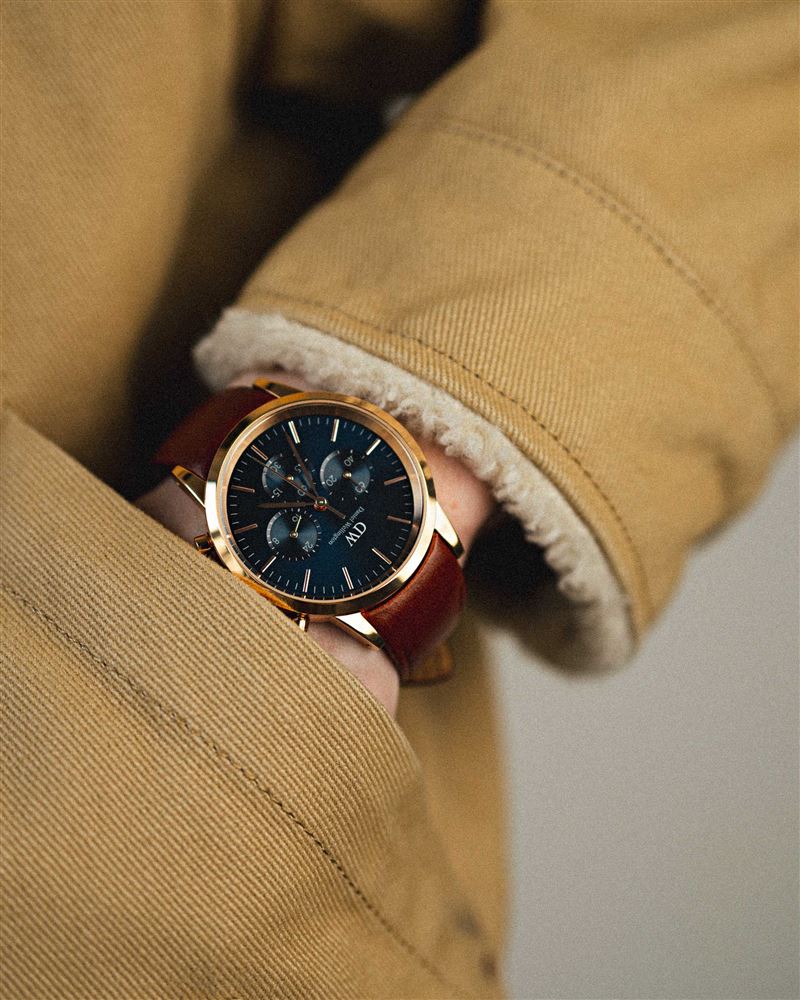 紳士型男必備！三眼計時腕錶全新皮革錶帶 腕間演繹「美拉德」時尚。（圖／品牌業者提供）