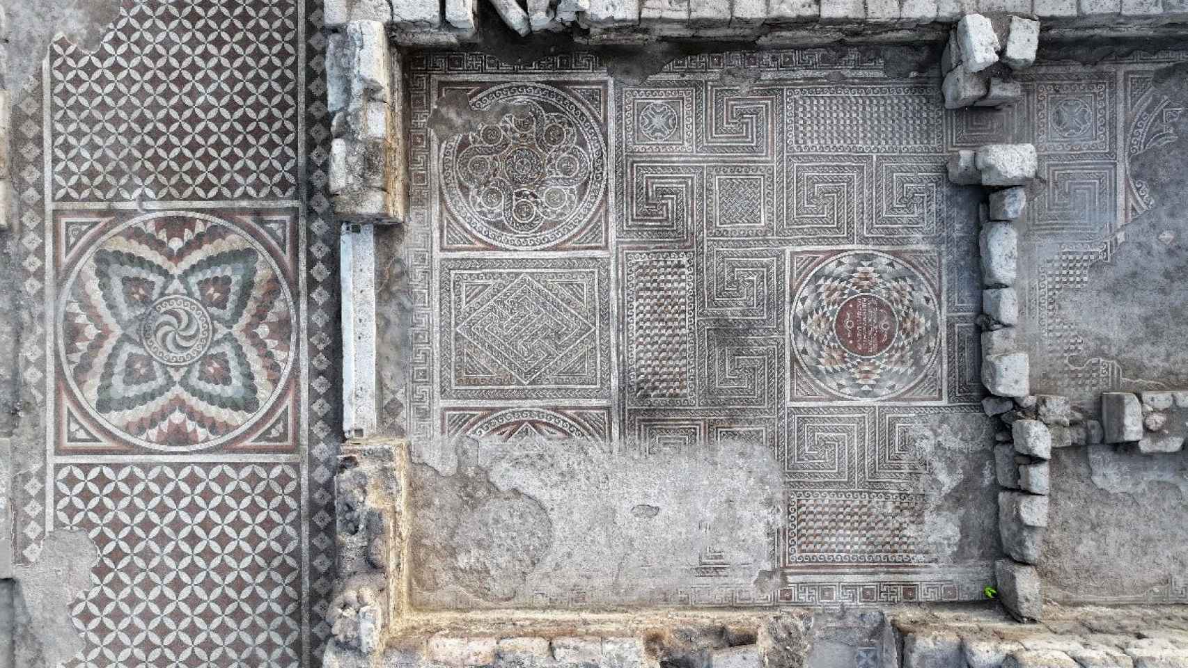 descubren unos mosaicos enormes y excepcionales en una lujosa villa romana de turquía