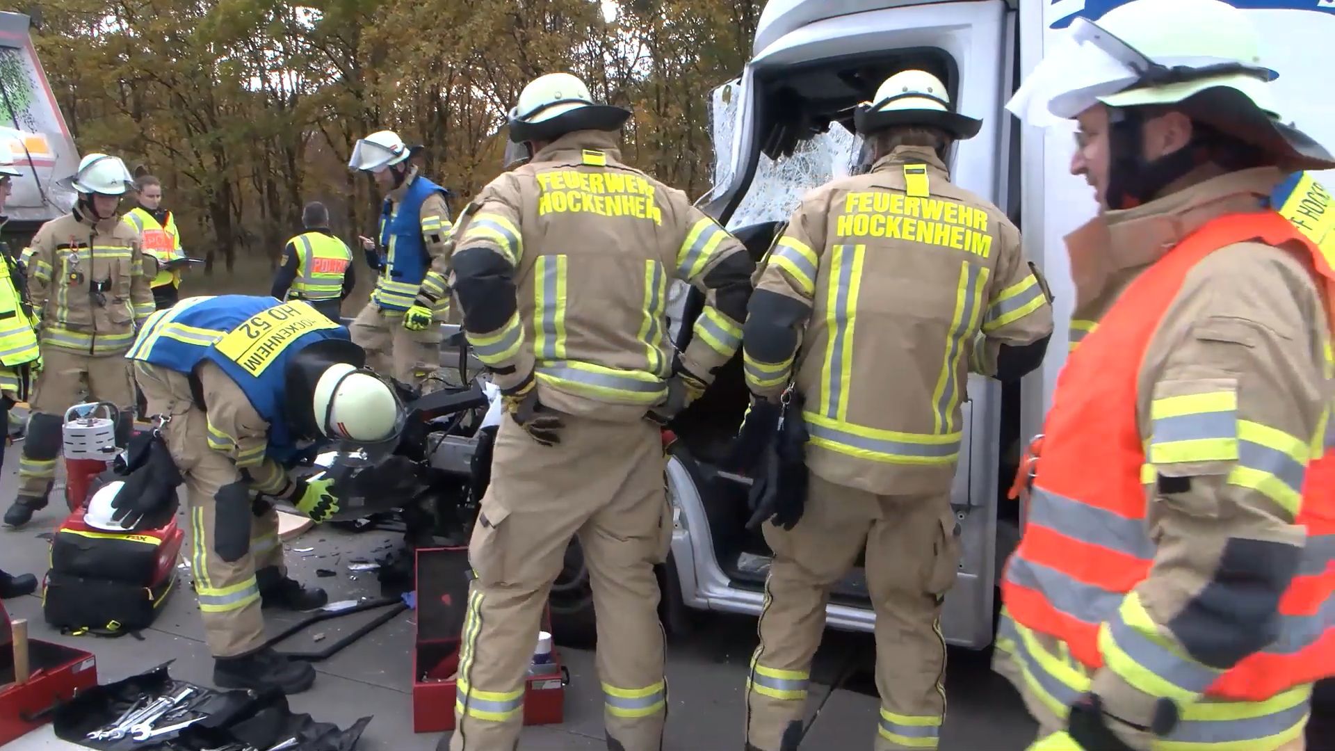 Schwerer Verkehrsunfall Auf A6 Bei Hockenheim: Kleintransporter ...