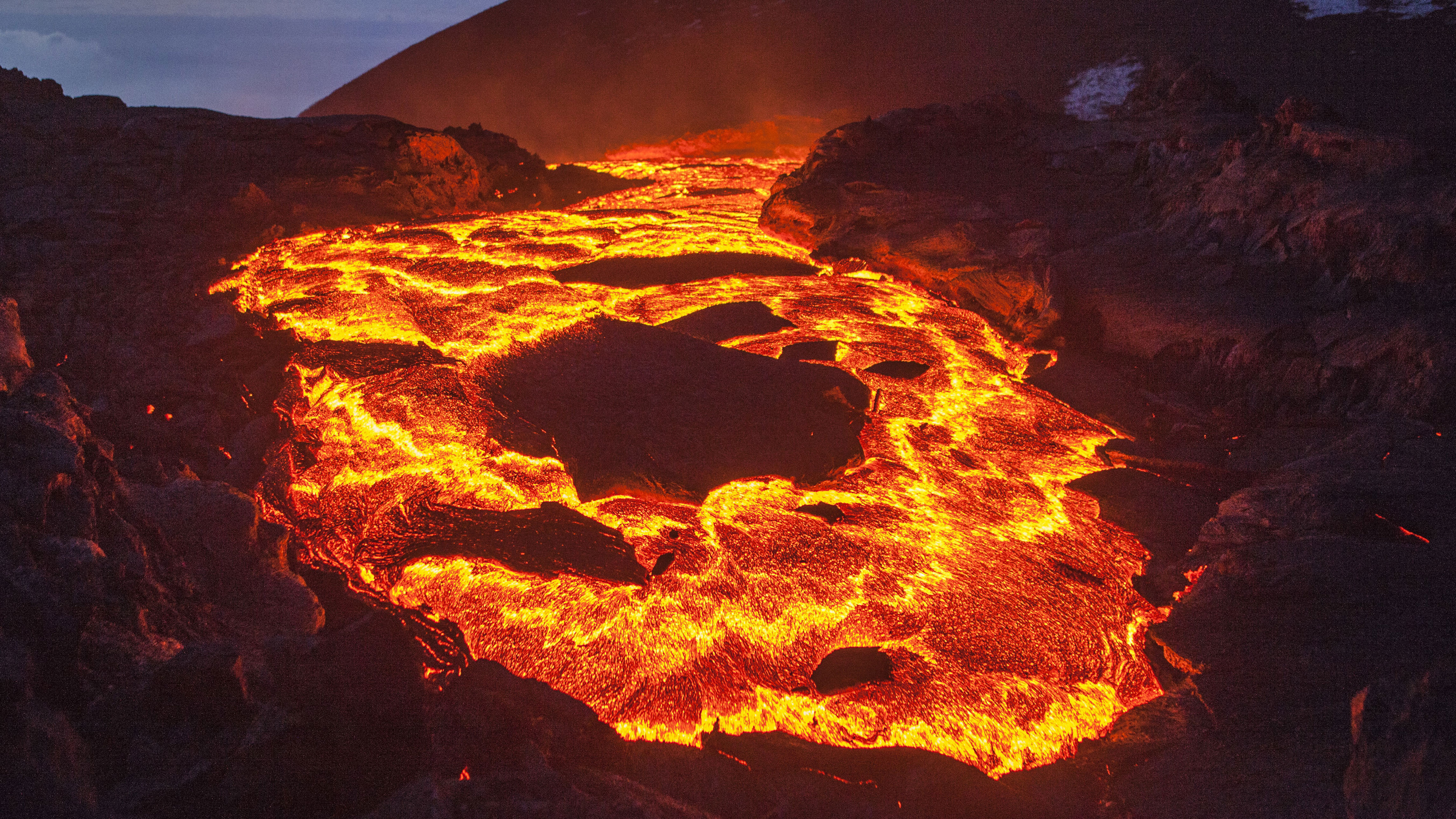 3 6 миллиарда лет. Мауна-Лоа вулкан. Магма вулкана. В жерле вулкана.