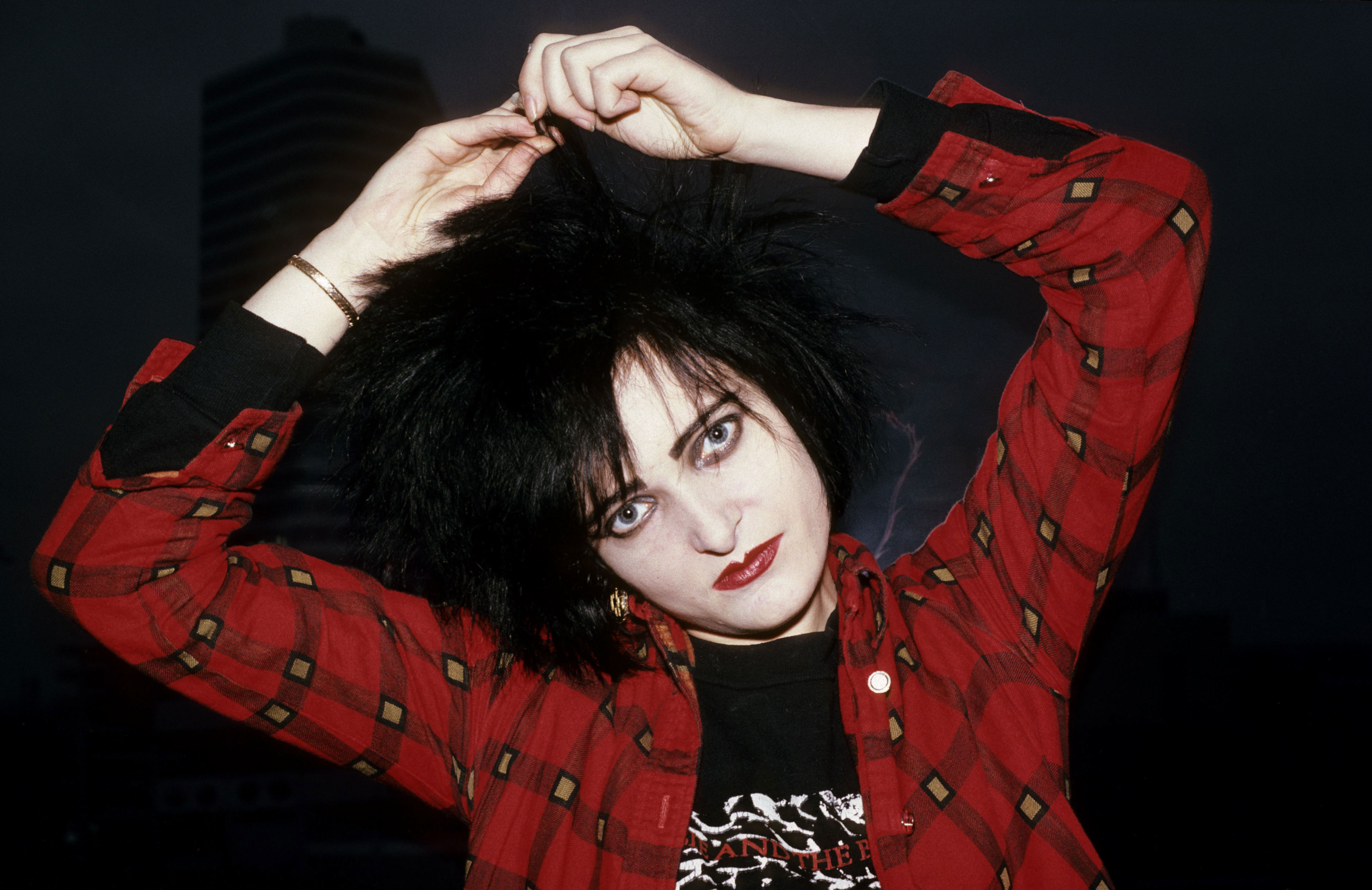 Siouxsie and the banshees. Группа Siouxsie and the Banshees. Siouxsie Sioux группа. Сьюзи Сью 2019. Siouxsie 1975.