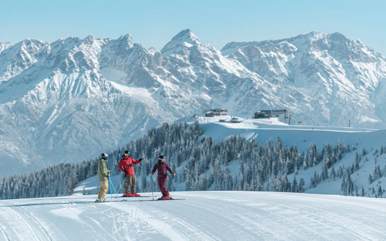 Extensive slopes, modern snowmaking and high-speed lifts make skiing in Austria a breeze - TVB Saalbach
