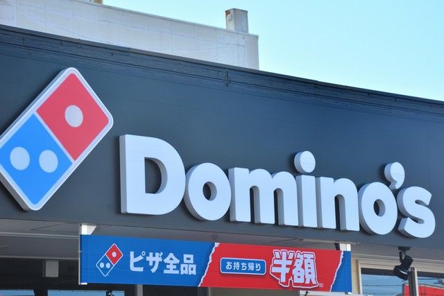 ドミノ・ピザが謝罪 問題動画の店舗を即日営業停止、生地は全廃棄「またバイトテロ」と批判も「対応速い」と賞賛の声も