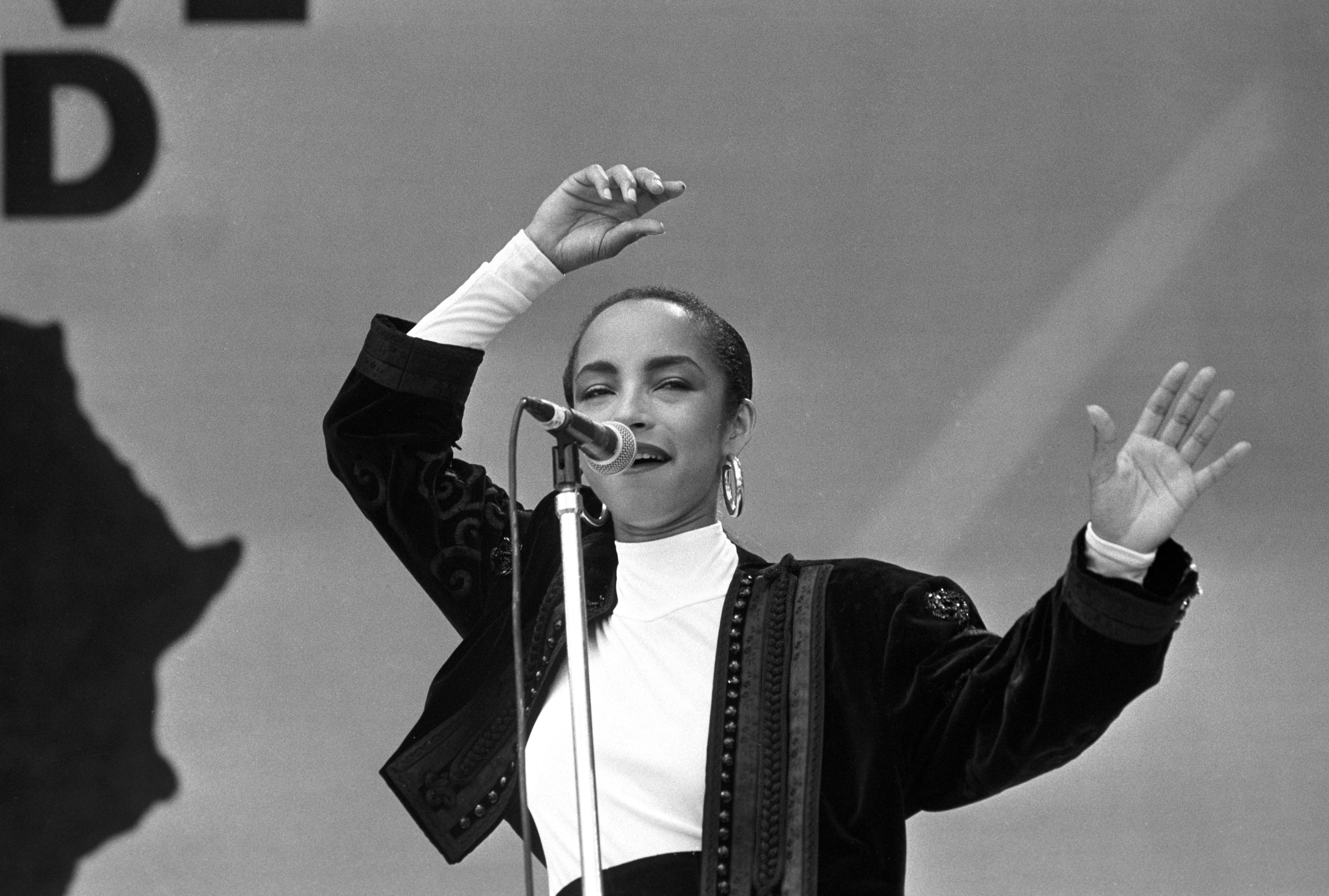 Саде слушать. Шаде Live Aid. Sade Singer. Sade 1985. Sade концерт.