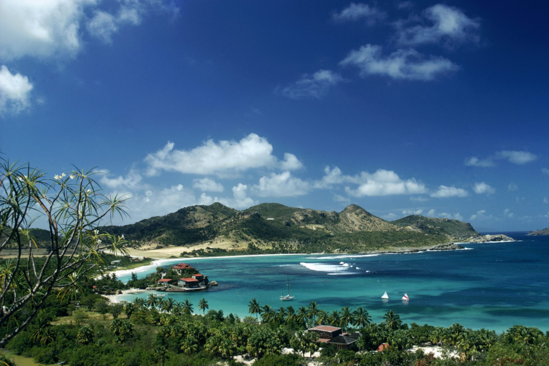<p>San Bartolomé, or Saint Barth, is the island of the French Antilles where celebrities go to enjoy its excellent temperature, crystal clear waters and calm.</p>
