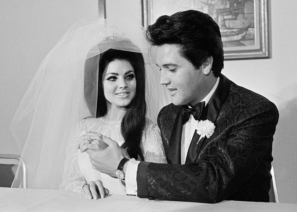 <p>The ring Elvis proposed with featured a three-and-a-half-carat diamond encircled by 20 smaller, removable diamonds, according to <a href="http://www.vogue.com/article/wedding-elvis-presley-priscilla-presley"><em>Vogue</em></a>. </p>