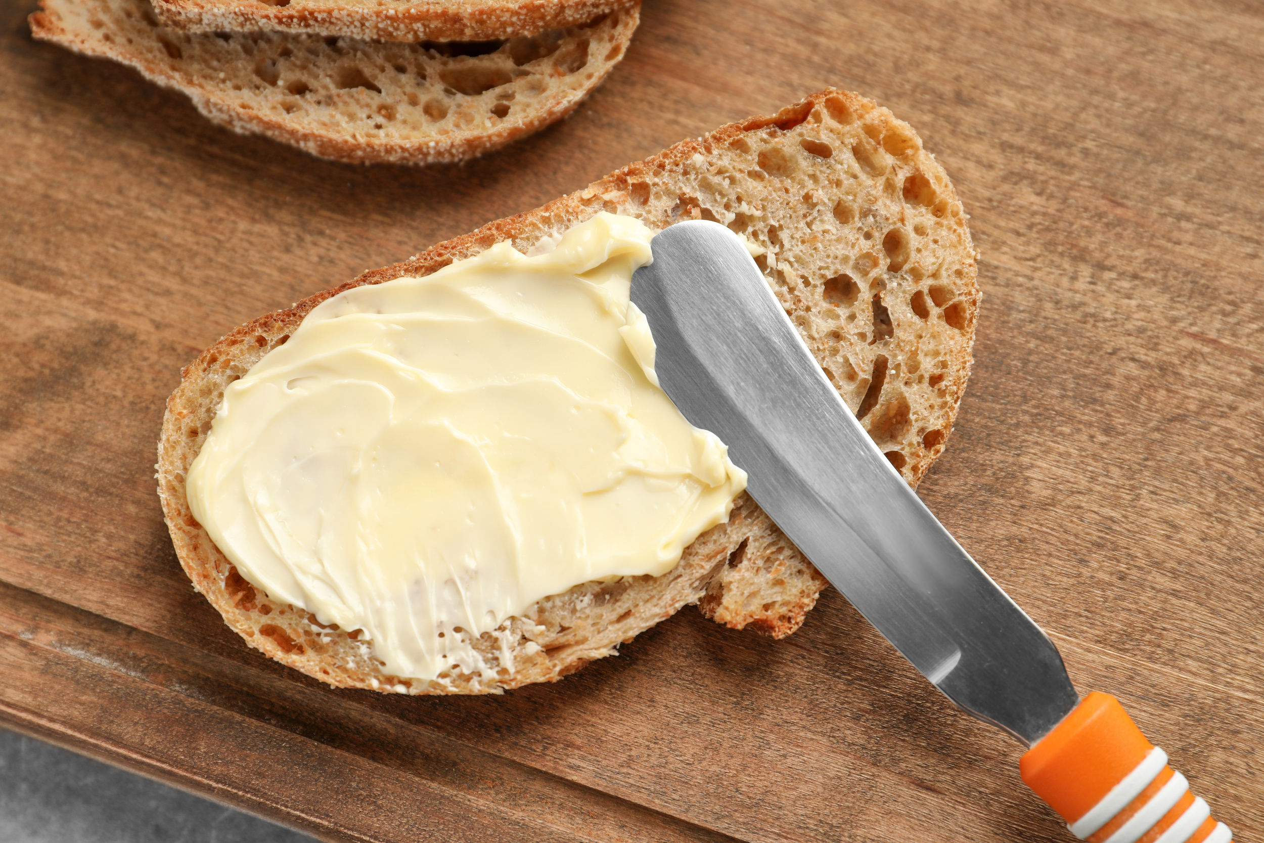Сливочное масло на завтрак. Бутерброд с маслом. Хлеб с маслом. Бутерброд хлеб с маслом. Бутерброд со сливочным маслом.