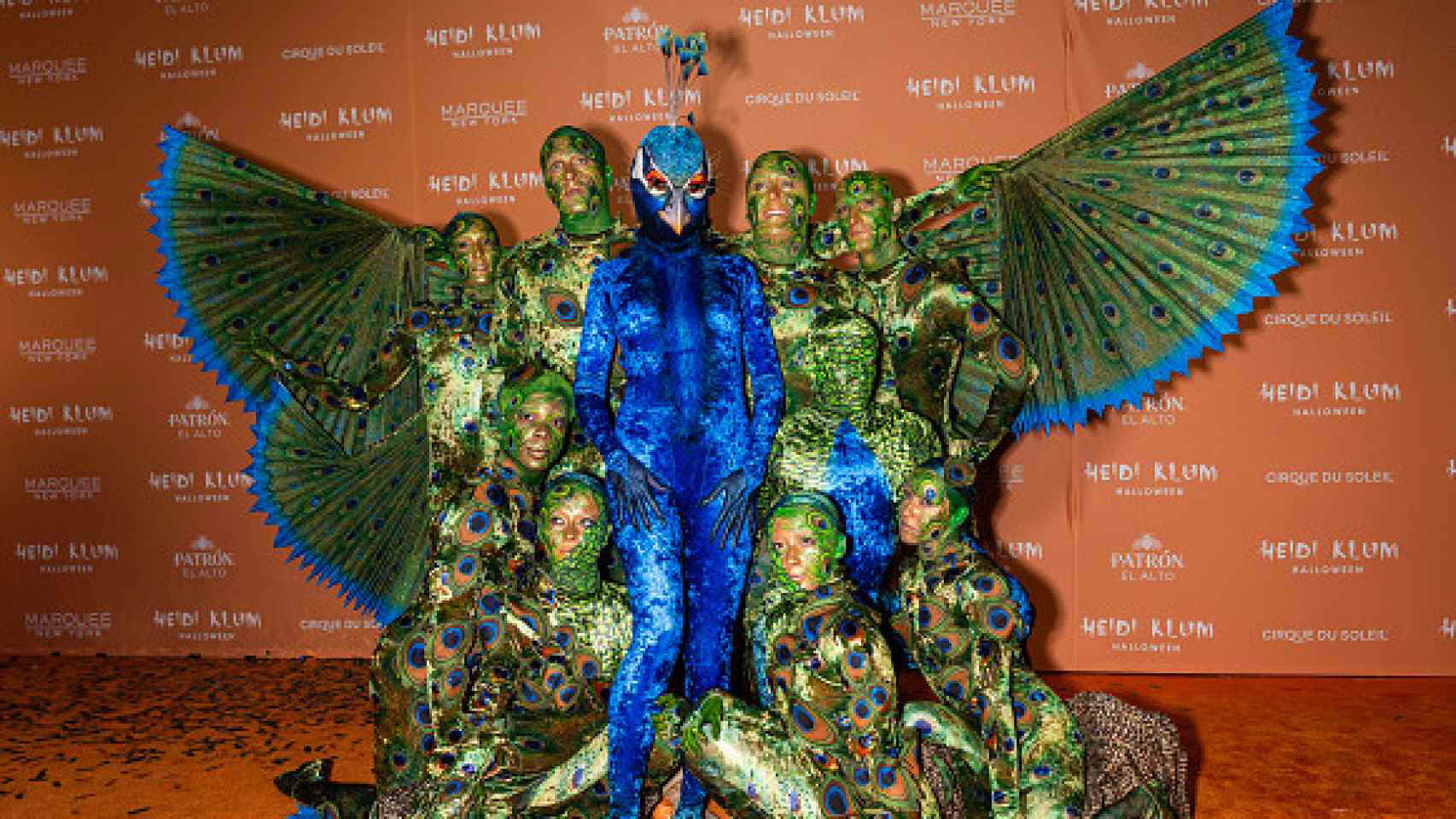 Halloween tiene reina: Heidi Klum asombra con disfraz de pavo real junto al  Cirque du Soleil