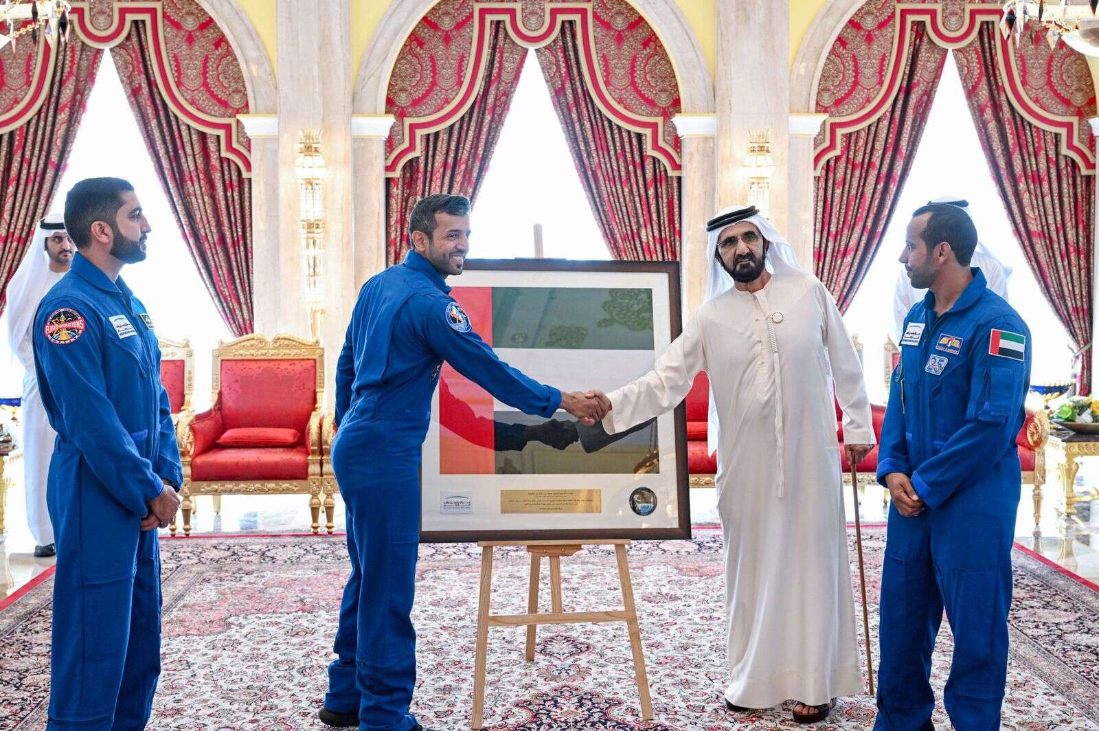 Правители дубая книга. Книга правителя Дубая. Фото с вступление на должность последнего правителя Дубая.