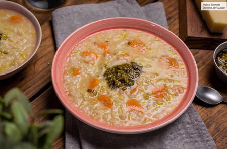 Sopa italiana de verduras, arroz y pesto: receta sustanciosa, consistente y reconfortante (con vídeo incluido)