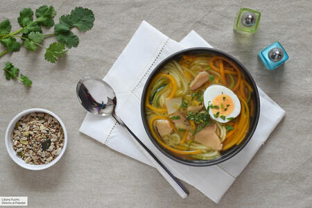 Sopa ligera de verduras con fideos o espirales de calabacín y calabaza: receta vegetariana reconfortante