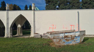 svastiche cimitero Vienna incendio