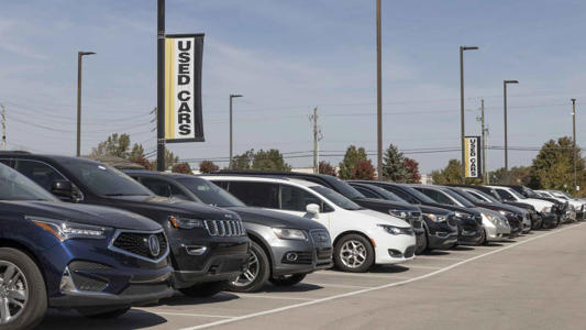 I’m a Car Expert: Here are 3 Reasons I’d Never Buy a Used Car From a Dealership<br><br>
