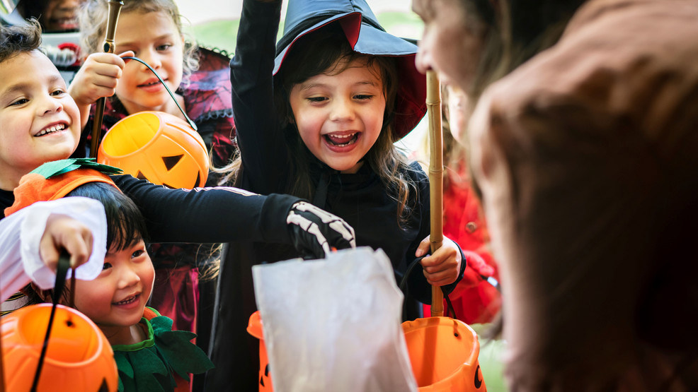 Heavy snowfall, power outages push Muskegon trickortreating to Saturday