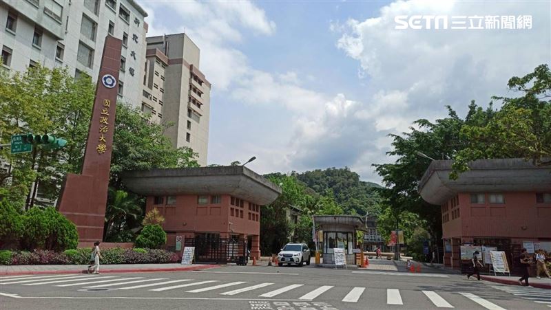 一名中國交換生來到台灣後，對於政治大學的校門沒有大門一事感到驚訝。（圖／記者陳弋攝影）