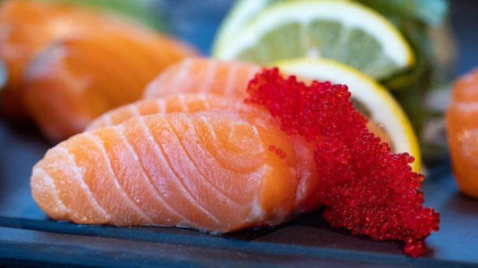 Manfaat konsumsi ikan salmon yang kaya omega 3 (Pexels)