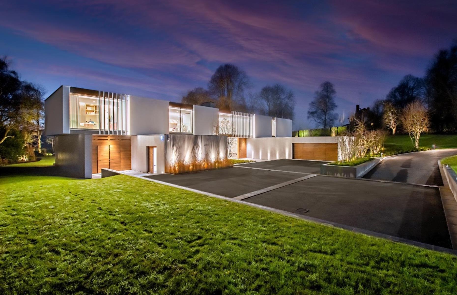 <p>Nestled on almost four acres in the English village of Radlett, Hertfordshire, this show-stopping mansion sits behind secure gates and is approached via a sweeping driveway that only adds to the drama. Measuring 8,000 square feet, the pad was designed and finished to an exquisite standard, incorporating cutting-edge technology and eye-popping interior design.</p>