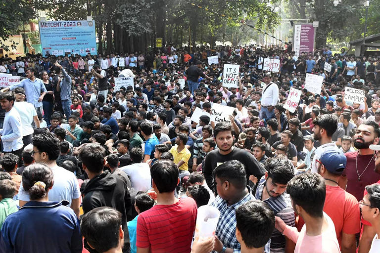 IIT-BHU girl alleges molestation on campus, massive protests break out