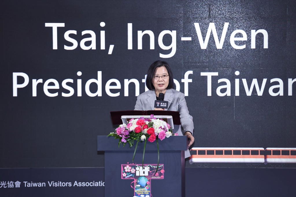 蔡英文總統(中)3日出席「2023 ITF臺北國際旅展」，並表示這她是第五次參加旅展活動，見證臺灣觀光向前進的腳步。（羅永銘攝）